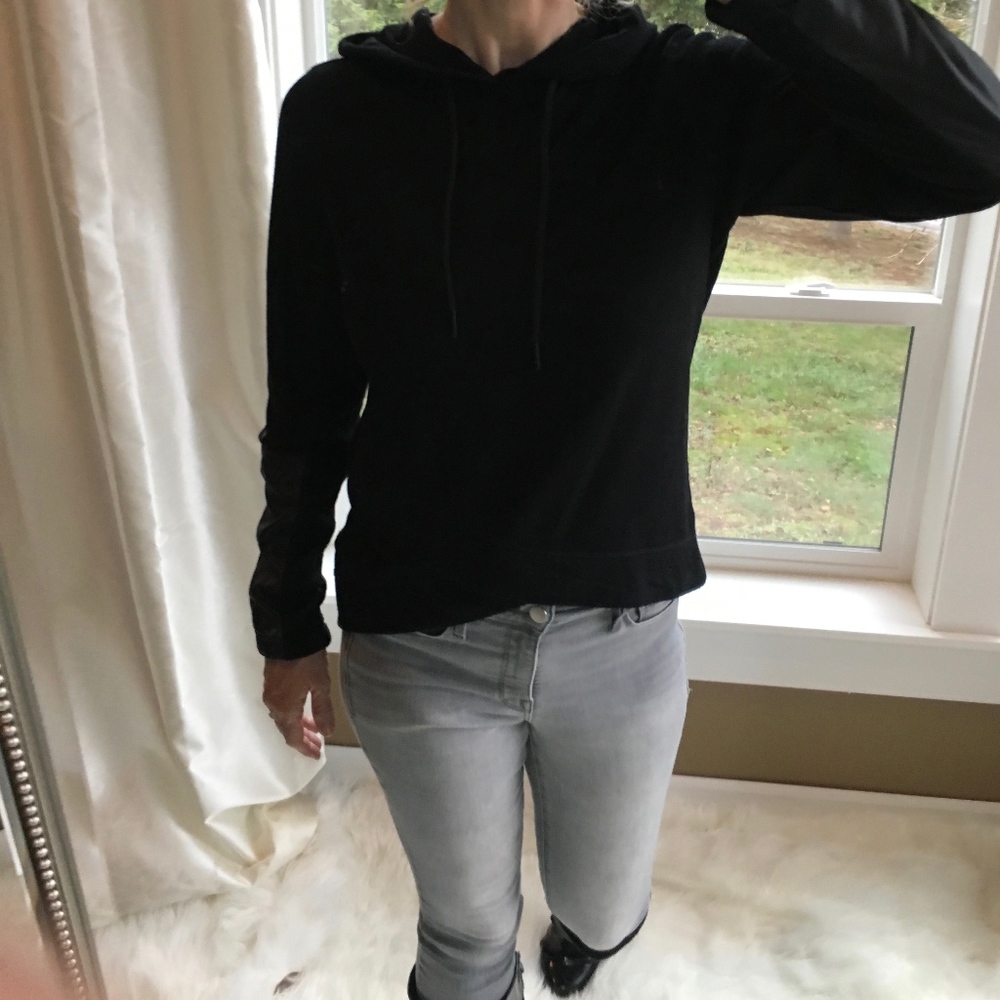 Soft Lightweight Hoodie Tahari Sport Black
